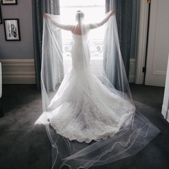 Elegant Cathedral-Length Bridal Veil – Timeless Romance & Grace - Picture 1 of 5